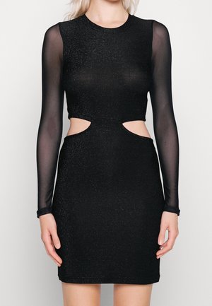 Zwarte jurk met lange doorzichtige mouwen, uitgesneden zijkanten en een aangesloten silhouet. Gemaakt van een glinsterende stof met een soepele textuur.