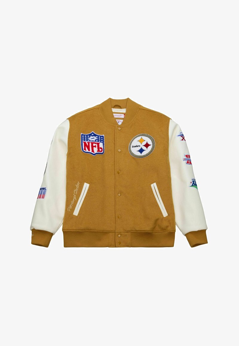Veste universitaire marron et crème, avec emblèmes NFL et Steelers, poignets et ourlet côtelés, fermeture à boutons-pression, deux poches latérales et détails brodés.