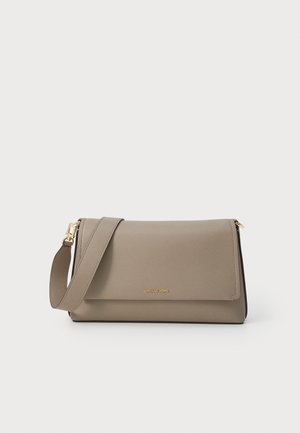 Jasnobrązowa skórzana torba na ramię z klapką i regulowanym paskiem, z małym złotym logo Michael Kors z przodu.