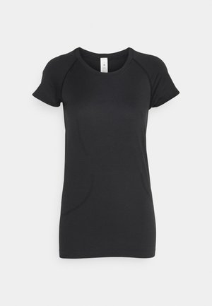 Tricou negru, ajustat, cu mâneci scurte, decolteu rotund și detalii cu cusături. Fabricat dintr-un material neted cu o textură subtilă.