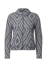 Veste zippée grise avec un motif en chevron texturé en blanc. Présente un col et des poches avant, fabriquée dans un matériau doux, semblable à de la polaire.