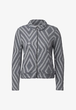 Grå hættejakke med et tekstureret chevronmønster i hvid. Har krave og frontlommer, lavet af et blødt, fleece-lignende materiale.