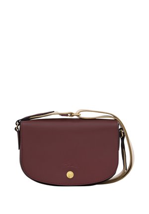 Burgunderfarbene Leder-Umhängetasche mit einer abgerundeten Klappe, goldenen Beschlägen und einem kontrastierenden Texturriemen. Mit geprägtem Logodetail.