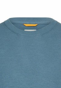 Lyseblå sweater med ribbet rund hals, blød tekstur og accentdetaljer i gul og hvid ved kraven.