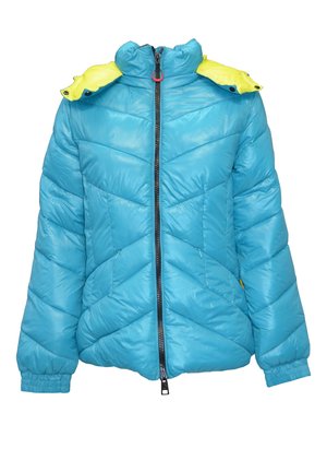 Piumino blu con cuciture diagonali, zip nero, polsini elastici e cappuccio giallo staccabile su sfondo bianco.