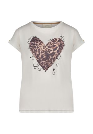 T-shirt blanc à manches courtes avec un graphique en forme de cœur imprimé léopard au centre, entouré de gribouillis et d'accents noirs. Tissu doux.