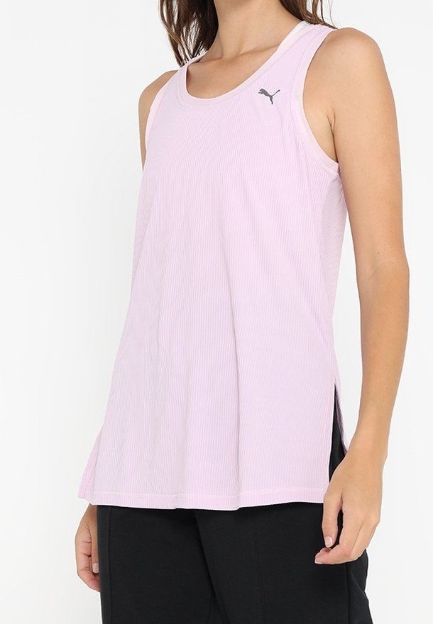Ljusrosa ribbad linne med rund halsringning, sidslitsar och en liten svart Puma-logotyp på övre vänstra bröstet. Tillverkat av andningsbart material.