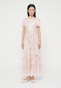 Lyserød, gulvlång kjole med korte, flæseærmer. Pyntet med blomsterbroderi og indviklet perlearbejde over det hele.