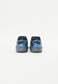 Czarno-niebieskie buty sportowe z siateczkową i syntetyczną cholewką, z wyraźną etykietą "1000" i odblaskowymi akcentami.