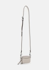 Borsa rettangolare piccola in pelle beige chiaro con finitura testurizzata, dotata di accessori in metallo argentato e una tracolla regolabile. Design minimalista.