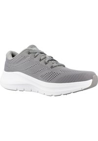 Baskets grises avec un dessus en maille respirante, fermeture à lacets et une semelle intermédiaire blanche rembourrée. Dispose d'une semelle extérieure texturée pour une meilleure adhérence.