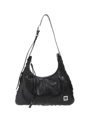 Sac à épaule en cuir noir avec bandoulière réglable, fermeture éclair et petite plaque métallique rectangulaire avec logo sur le devant en bas à droite.