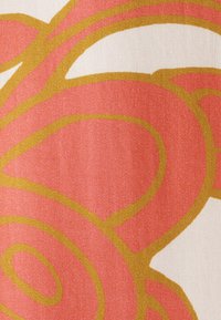 Tessuto con motivi astratti e fluidi in corallo rosa e linee dorate su uno sfondo bianco. Texture liscia con una leggera lucentezza.