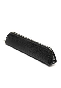 Astuccio sottile nero con una texture in pelle di coccodrillo finta e una zip argento sulla parte superiore, poggiato su una superficie bianca.
