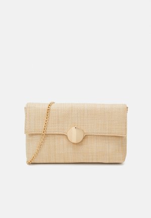 Beige gewebte Clutch-Tasche mit einem goldenen runden Verschluss und einem goldenen Kettenriemen. Kompakte Form, strukturierte Oberfläche und sauberes, einfaches Design.