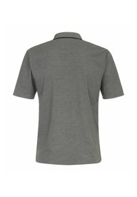 Szara krótko rękawowa koszulka polo z klasycznym kołnierzykiem, gładką teksturą i prostym wzornictwem, w jednolitym kolorze bez wzorów czy akcentów.