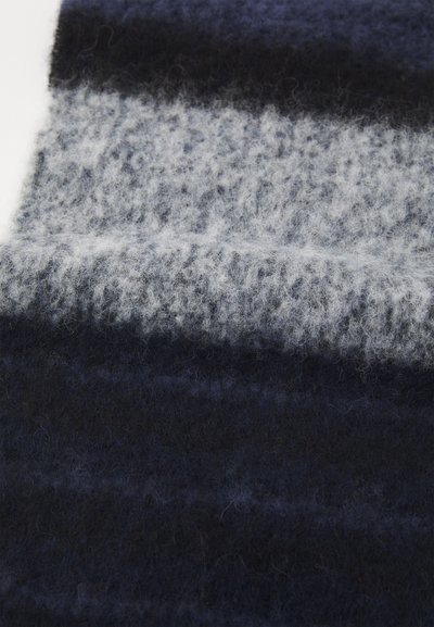 Écharpe en tricot de laine avec des rayures horizontales alternant entre un bleu marine foncé, un gris clair et un charbon; texture douce et duveteuse avec des fibres visibles.