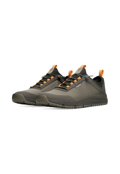 Sneaker leggere, verde oliva con accenti arancioni, tomaia in mesh, suola in gomma flessibile, punta arrotondata e sistema di chiusura con lacci sicuro.