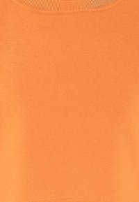 Oranje katoenen pullover met een ronde hals, een gladde textuur en zichtbare stiknaaddetails langs de zoom en de halslijn.