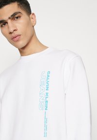 Calvin Klein Jeans STACKED OUTLINE CREWNECK - Sweatshirt - bright white