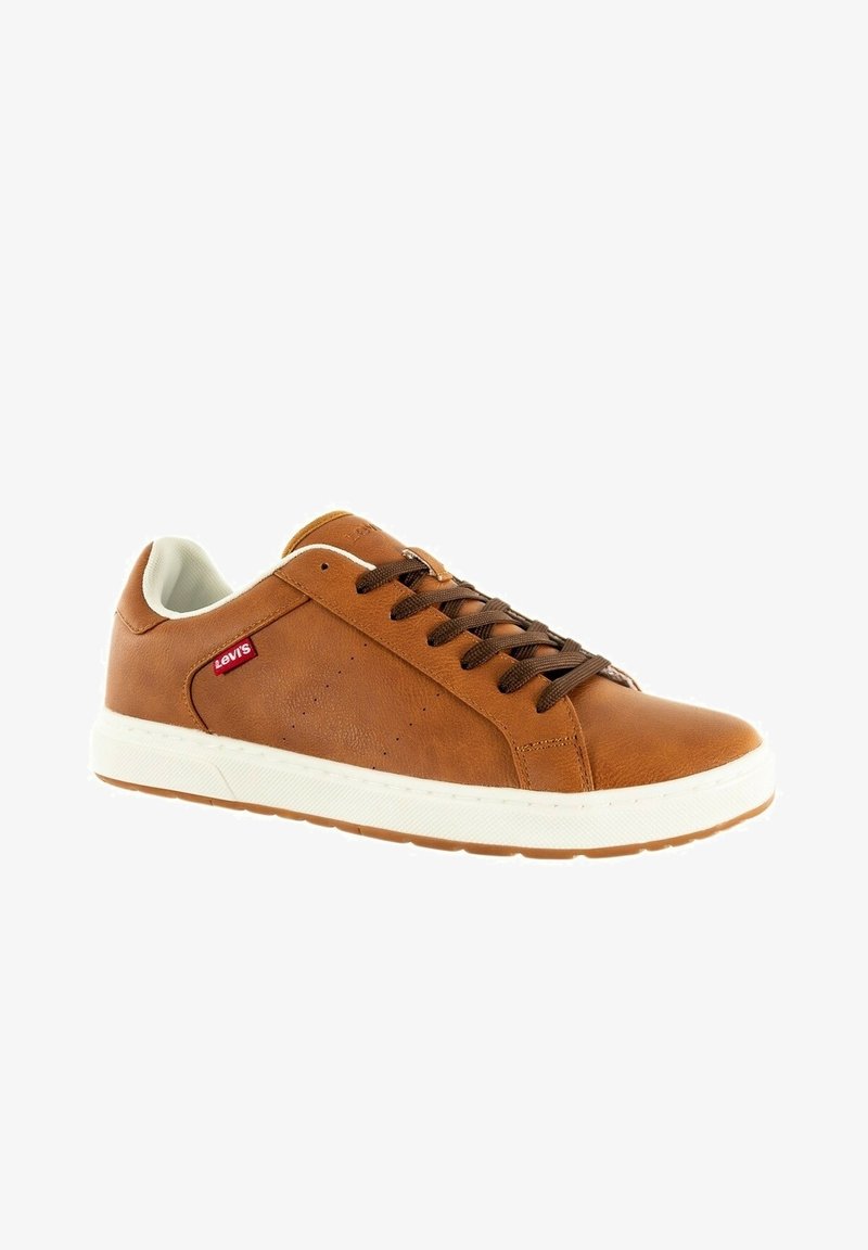 Baskets en cuir marron Levi's avec semelle blanche, lacets marron foncé et étiquette rouge Levi's sur le côté.