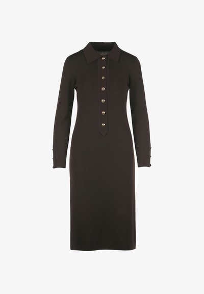 Abito midi a maglia marrone scuro con maniche lunghe, colletto a punta e bottoni dorati sul davanti e sui polsini.