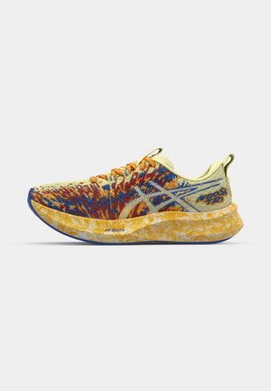 Scarpa da corsa con una tomaia in maglia colorata che presenta motivi gialli, arancioni e blu. Suola intermedia spessa e suola in gomma per ammortizzazione e grip.