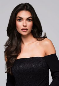 Top nero off-the-shoulder con dettagli in pizzo e texture liscia. Presenta un design aderente che esalta il décolleté e le spalle.