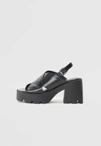 Sandale s visokom petom - black