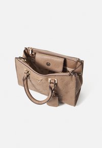 Borsa a mano in pelle tan con motivo impresso, dotata di due manici e chiusura con zip. Contiene una tasca interna con chiusura a bottone.