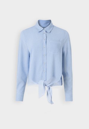 Blau-weiß gestreiftes Hemd mit langen Ärmeln, einem gebundenen vorderen Saum und einer einzelnen Brusttasche. Glattes Material und klassisches Kragen-Design.