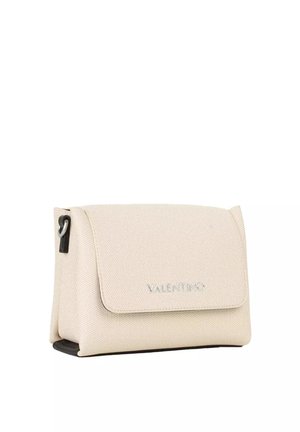 Piccola borsa a tracolla in tessuto beige Valentino con chiusura a patta e logo argento sul davanti, mostrata su sfondo bianco.