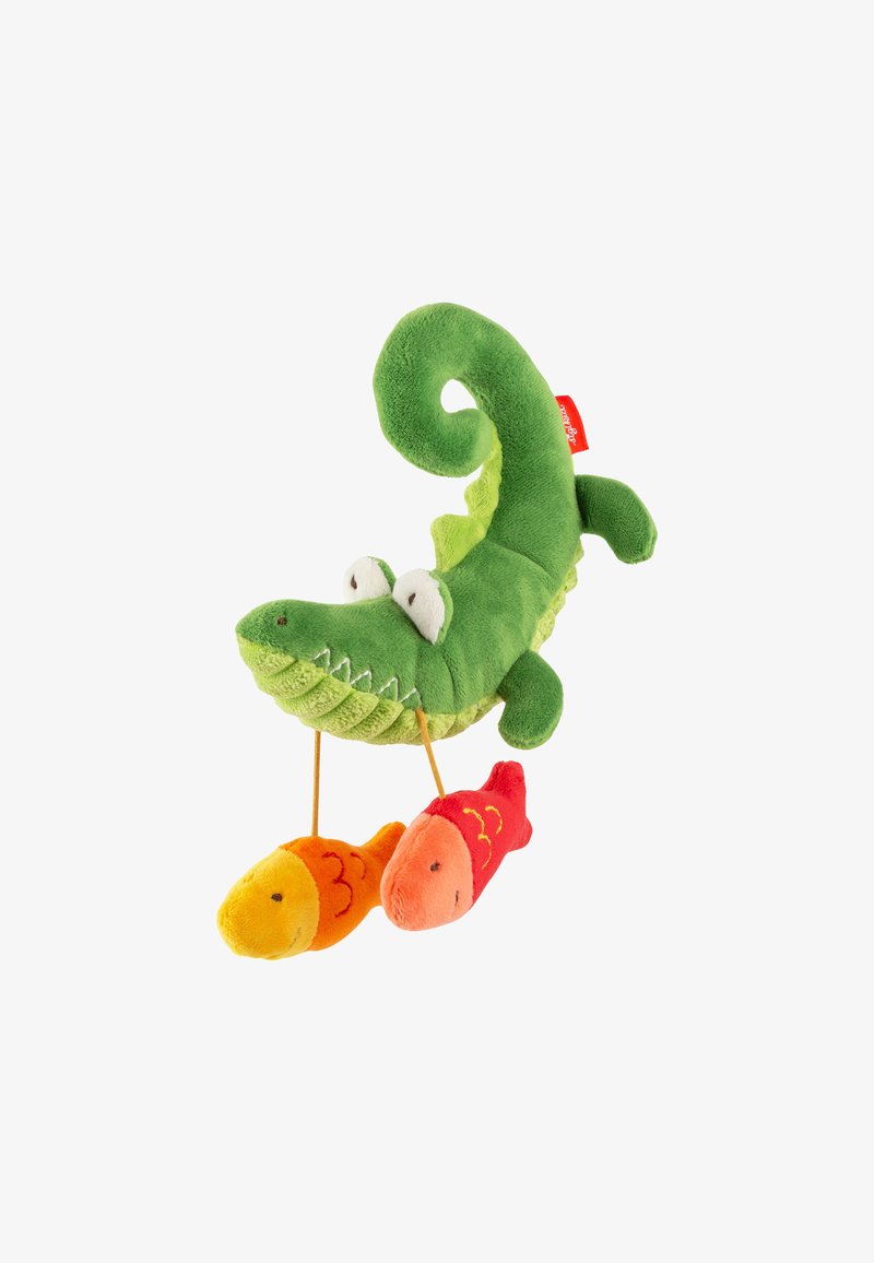 Grüner Plüschkrokodil mit eingerolltem Schwanz, das zwei hängende Fischspielzeuge hält, einen orangefarbenen und einen roten, an Schnüren.
