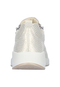 Lichtbeige sneaker met een geweven textuur, witte rubberen zool, ritssluiting aan de zijkant en een ronde neus.