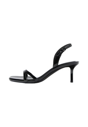 Sandale à bout ouvert en cuir verni noir avec fines lanières croisées, bride de cheville réglable et talon moyen élancé.