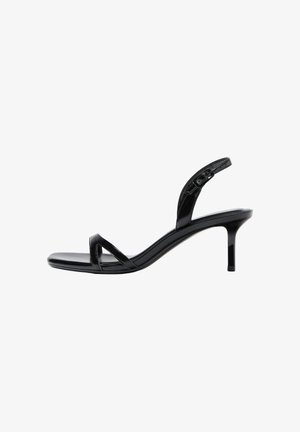 Sandale à bout ouvert en cuir verni noir avec fines lanières croisées, bride de cheville réglable et talon moyen élancé.