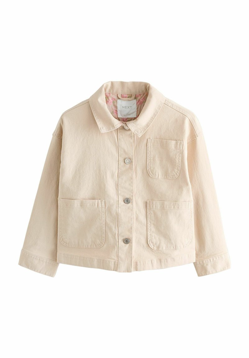 Chaqueta de mezclilla beige con cuello, cinco botones, dos bolsillos frontales y un forro interior con un patrón floral. Tela texturizada con un diseño ajustado.