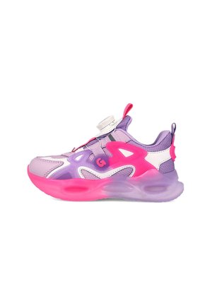 Zapatilla multicolor con parte superior translúcida en púrpura y rosa, tejido texturizado, correa ajustable y talón acolchado para mayor comodidad.