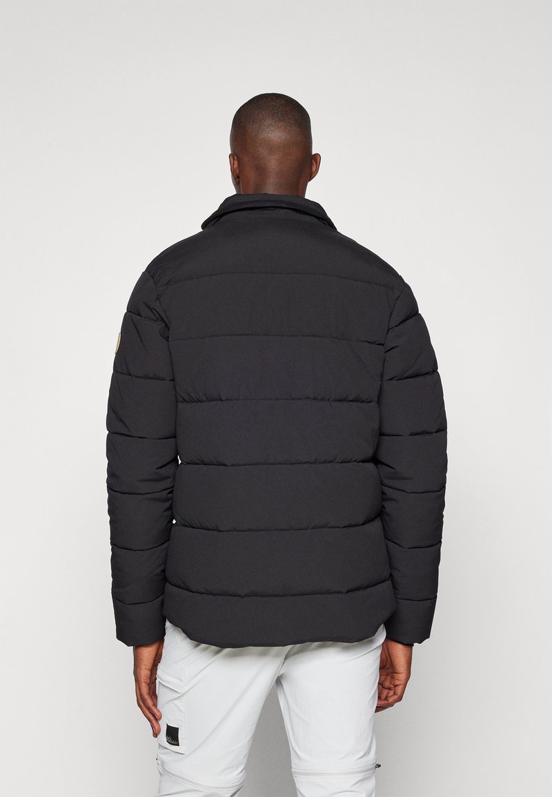 Schwarze Steppjacke mit hohem Kragen, genähten Paneelen und glatter Oberfläche. Verfügt über ein Leder-Logo-Patch auf der linken Schulter.