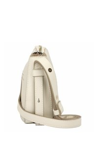 Bolso de mano de cuero crema con un diseño estructurado, correa ajustable y herrajes en tono dorado, que cuenta con un cierre de cremallera y detalle en relieve.