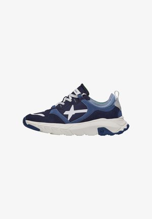Scarpe da ginnastica sportive in blu navy e azzurro chiaro con materiali in camoscio e rete, accenti bianchi, suola testurizzata e una linguetta verde sul tallone.