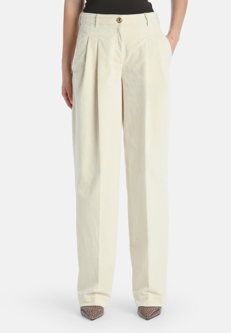 Wijd broek in crème corduroy, met voorplooien, een enkele knoopsluiting en zijzakken. Gestructureerde stof met verticale ribbels.
