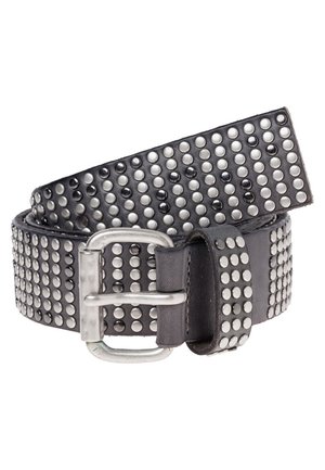 Cintura di pelle nera arrotolata, decorata con file alternate di borchie tonde argentate e nere, fibbia rettangolare argentata visibile.
