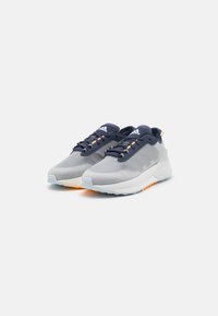 adidas Sportswear AVRYN - Športni copati - shadow navy/acid orange