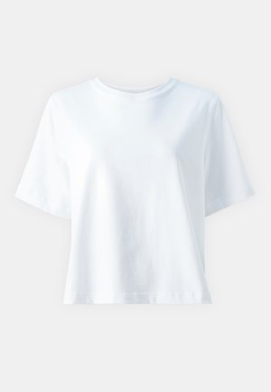 Bela bombažna majica s kratkimi rokavi in krožnim izrezom, sproščenega kroja in gladke teksture. Ni vidnih vzorcev ali dodatkov.