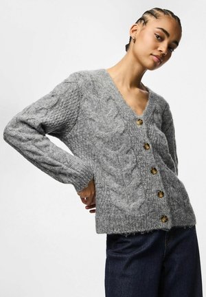 Cardigan gris en tricot avec un col en V, comportant des motifs en câble, des manches longues et cinq boutons en bois sur le devant. Texture douce.