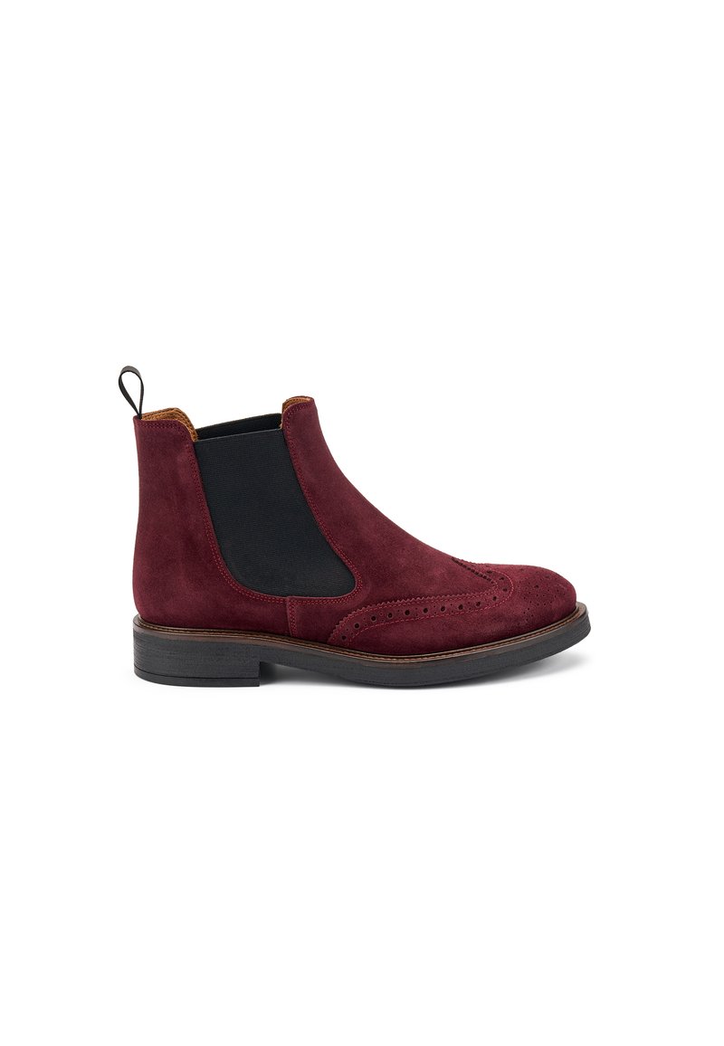 Stivale Chelsea in camoscio bordeaux con pannelli laterali elasticizzati, dettagli perforati e suola in gomma nera. Dotato di un pratico pull tab per facilitare l'indosso.