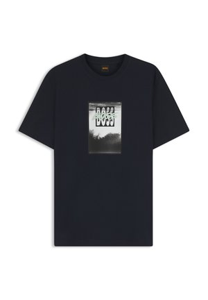 Sort T-shirt med korte ærmer og et rektangulært motiv på brystet med ordet "BOSS" over en gråtonelandskab baggrund.