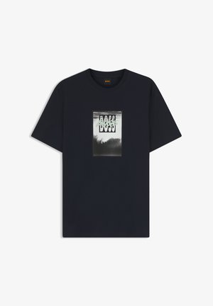 Sort T-shirt med korte ærmer og et rektangulært motiv på brystet med ordet "BOSS" over en gråtonelandskab baggrund.