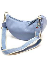 Lichtblauwe leren handtas met een gebogen vorm. Voorzien van gouden accenten, een gestructureerde afwerking en een patroontas in blauw en crème.